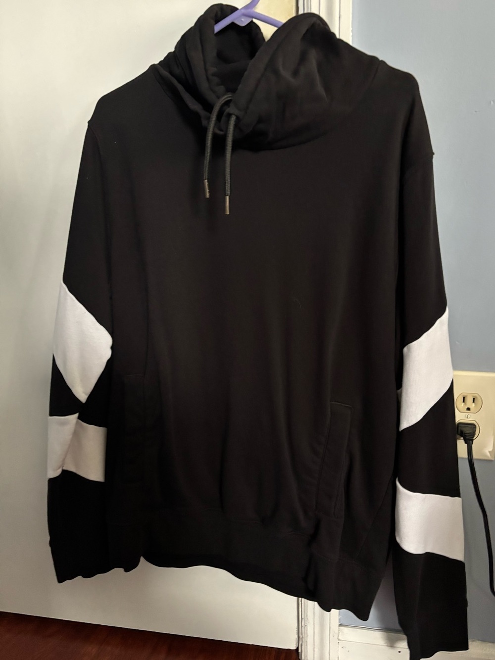 H&M Men’s Black White Cowl Neck Sweatshirt Size L Colorblock
